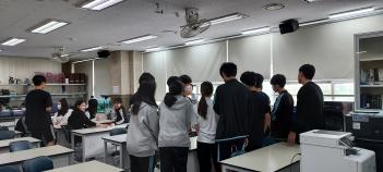 ���谡 ����ִ� ���ð��� �̾߱� ÷���̹���